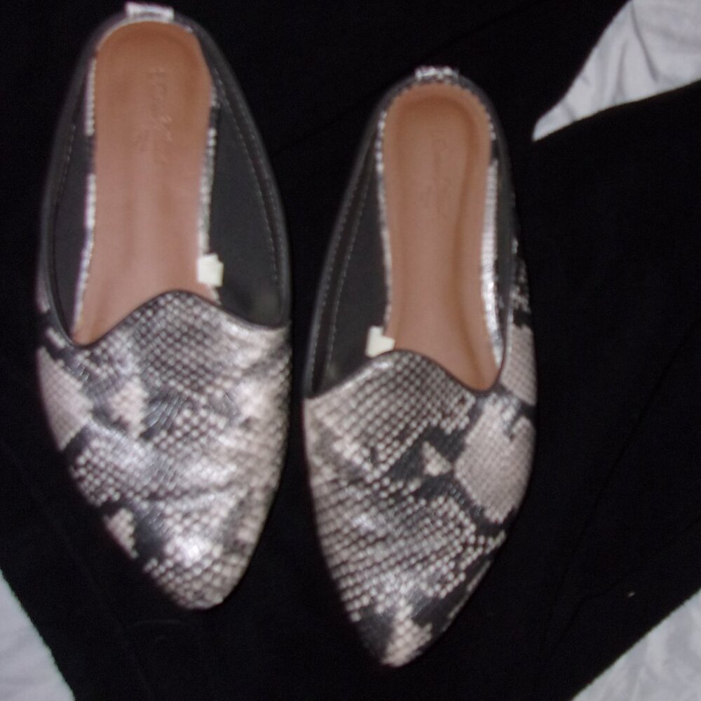 womens size 7 1/2 7.5 71/2 slide on   shoes flats faux snake